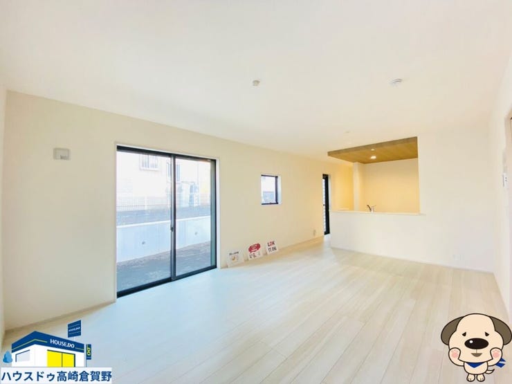 広々としたリビングなら、みんながどこにいても繋がりを感じられます。家族みんなでソファに集まって、映画を観るのが日課になりそう◎