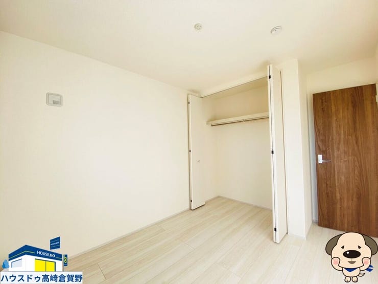 落ち着いた色合いの壁紙が癒やし。たっぷり収納でおもてなし準備も万端。