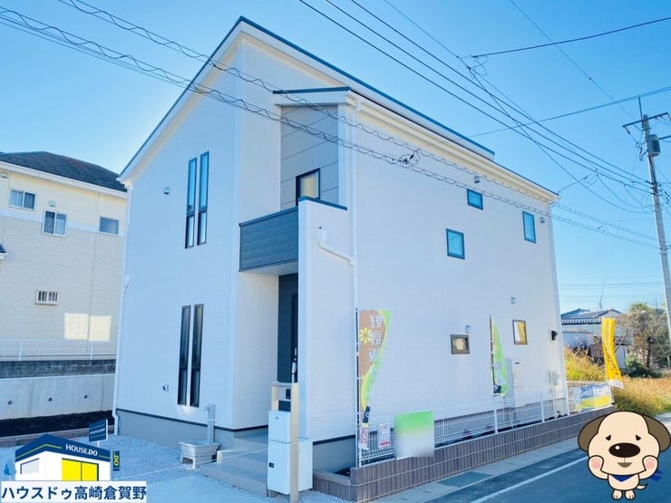 【外観】
太陽の光を浴びた外壁は、いつも家族を明るく見守ってくれます。ご近所さんも笑顔で挨拶を交わす、暖かな街並みです。