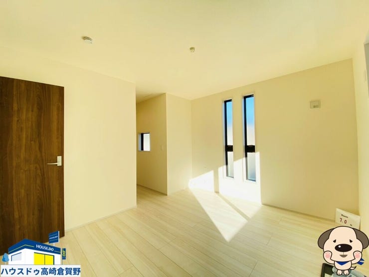 バルコニーで夜風に当たりながら一日の疲れをリセットできる贅沢な主寝室。