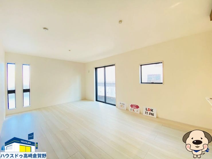 大きな窓から差し込む光が、床に優しい木漏れ日を描きます。休日のブランチは、ここで陽だまりを感じながらゆっくり楽しみたい♪