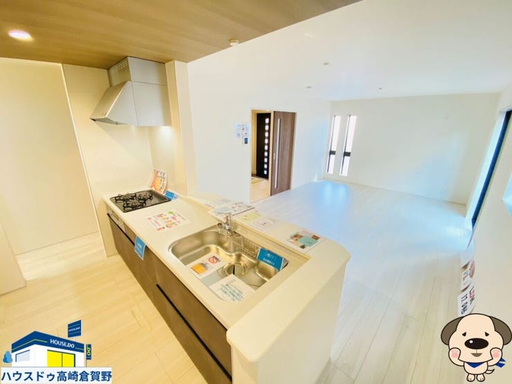 対面キッチンで、今日の献立を相談しながらクッキング!お子様が宿題をする様子を見守りながら、自然と会話が生まれる明るい空間です。