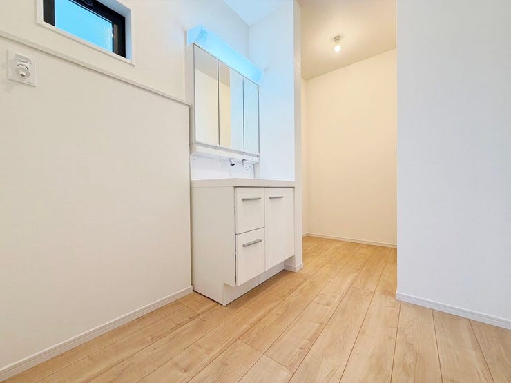 ◎リネン庫:2号棟(12/5撮影)
洗面所横には大容量のリネン庫!
タオルや下着類の収納や、室内干しスペースとしても利用可能なので家事導線も短くなり、時短にもつながります!