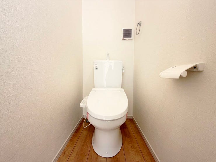 ◎トイレ:2号棟(12/5撮影)
1・2階ともにウォシュレット付!2か所トイレがございますので、朝のトイレ渋滞も解消!