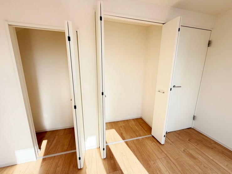 ◎収納:2号棟(12/5撮影)
主寝室の収納は2ヶ所!お洋服や家具など、種類別で収納できるので、使い勝手も◎です!