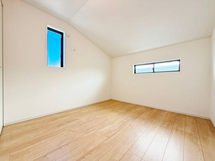 ◎納戸:2号棟(12/5撮影)
洋室にも使用可能な5帖の納戸!
お掃除やお手入れもラクラクなフローリングです!