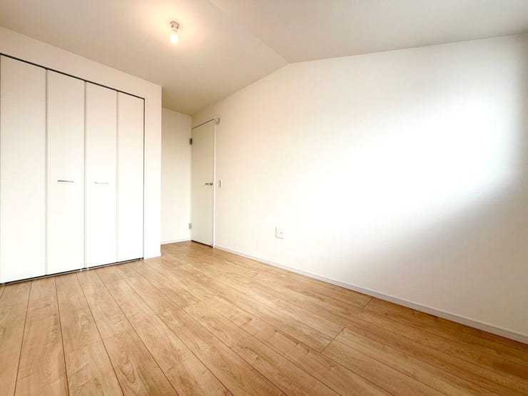 ◎洋室:2号棟(12/5撮影)
全居室2面採光!窓を2つ設けた事で光が差し込む温かい空間になっています!