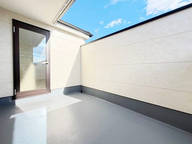 ◎バルコニー:2号棟(12/5撮影)
奥行のあるバルコニー!洗濯物もラクラク、たっぷり干せる十分なスペースです!
廊下からも出入りが可能なので、布団を干す際もラクラクです♪