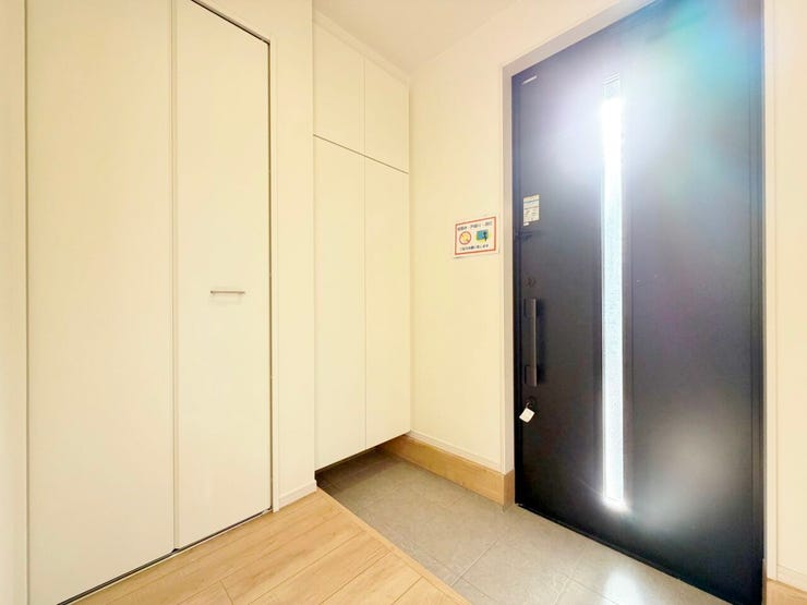 ◎玄関:2号棟(12/5撮影)
シューズボックスは天井まで高さのあるトールタイプ◎コンパクトなサイズ感ですが、余分な空間がない長方形の形なのでたくさん収納できます!
玄関横にも収納付きです♪