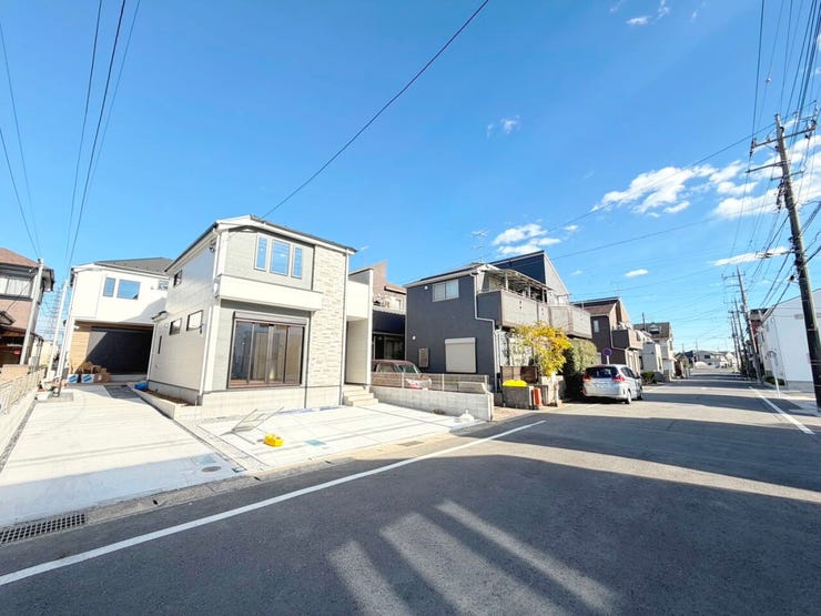 ◎カースペース:2号棟(12/5撮影)
【車並列2台駐車可能◎】
広々とした前面道路で駐車もしやすい!
セカンドカーや、ご来客用としてもう1台分あると嬉しいですね!