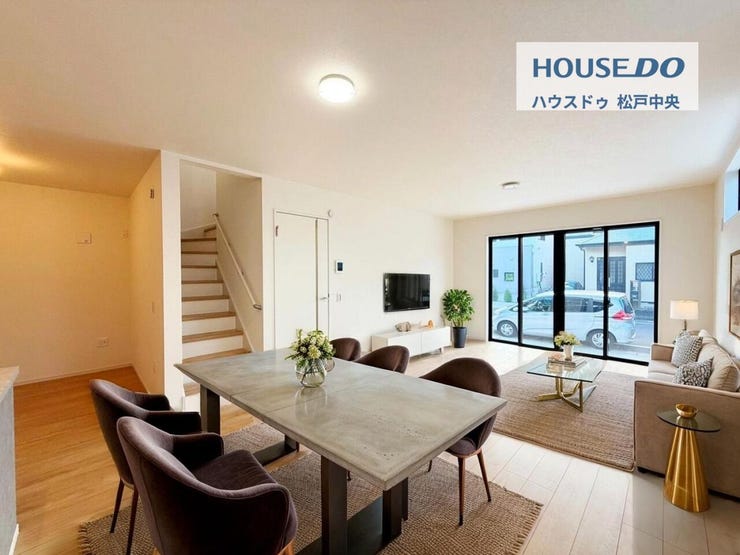 ◎リビング:2号棟(12/5撮影)
人気のリビング階段を採用♪
忙しい朝の時間帯でもご家族との顔を合わせられるので自然と仲も深まりそうですね。