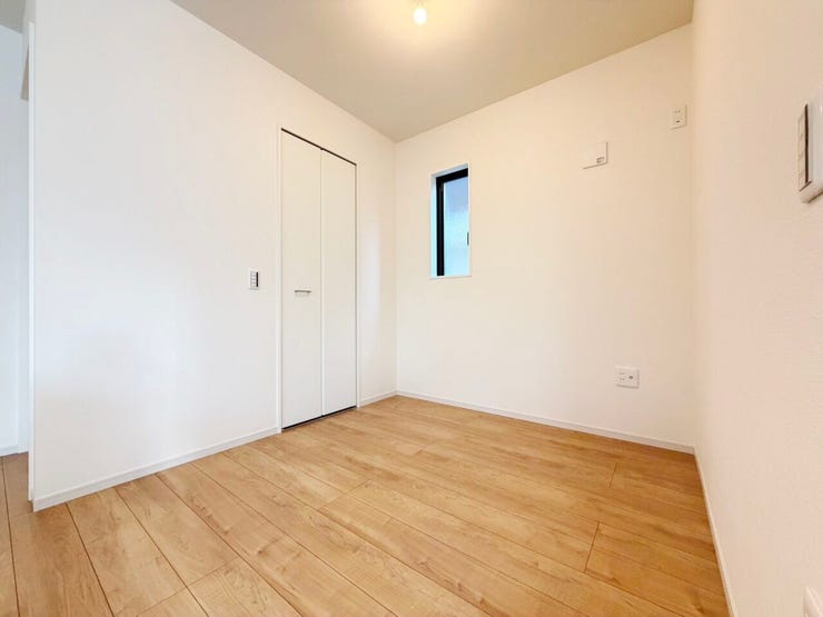 ◎WIC:2号棟(12/5撮影)
LDK内には大容量のファミクロを採用!
来客用の布団や、お子様のおもちゃ、いつも使うランドセルやバッグ、上着など必要な用途に合わせて収納可能です!