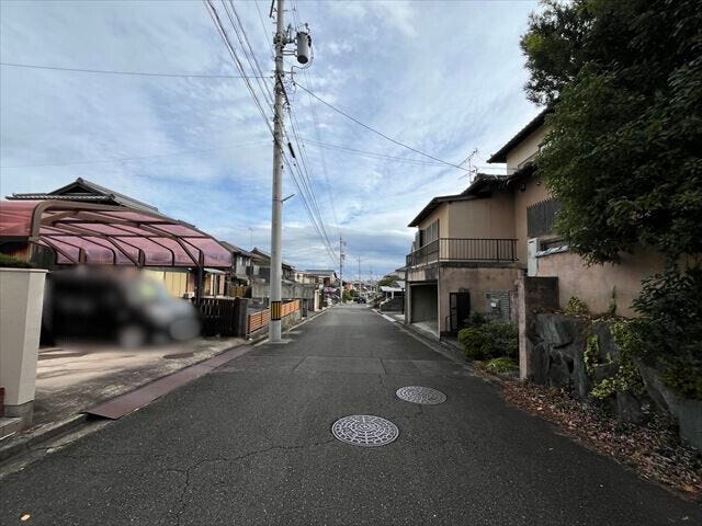 お子様と手を繋いで歩いている横を車が通り抜けれる道幅となっています。安心してお子様と一緒にお出掛けする事が出来ます。(2025年11月18日 撮影)