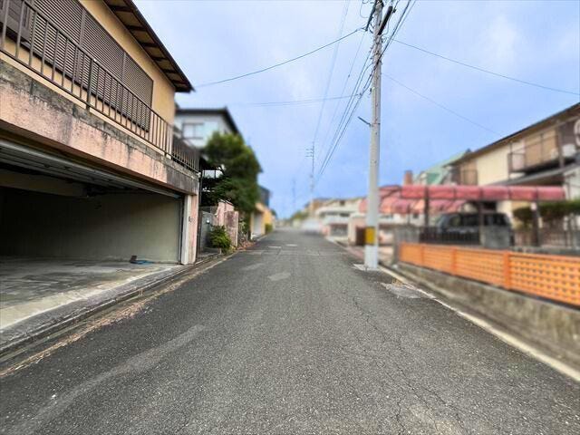 幅員約5.8mの前面道路です。2台の車がすれ違うことが出来る道幅です。車の出し入れもゆったりとする事が出来ます。
(2025年11月18日 撮影)