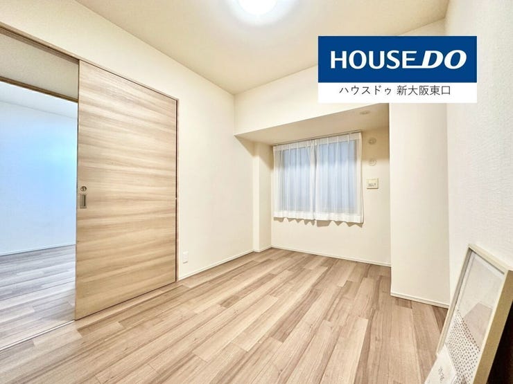 北側の洋室
こちらも前面クロスとフローリングを新調しています。