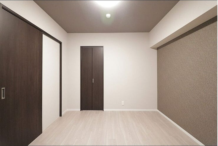 ウォークインクローゼットと南西向きの窓がある6.8帖の寝室です。