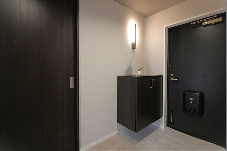 おしゃれな照明がある玄関です。