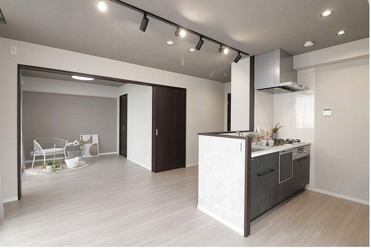 【外観】
南東向きのバルコニーがある11.7帖のLDKです。
奥はウォークインクローゼットがある5帖の子供部屋です。