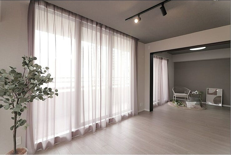 南東向きのバルコニーがある11.7帖のLDKです。
奥はウォークインクローゼットがある5帖の子供部屋です。