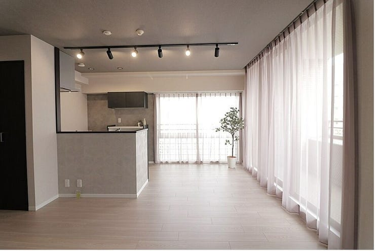 南東向きのバルコニーがある11.7帖のLDKです。