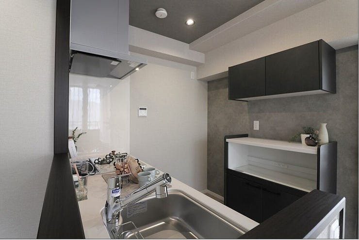 食洗器・グリル・三口コンロ付きのシステムキッチン
カップボードもある広いキッチンスペース