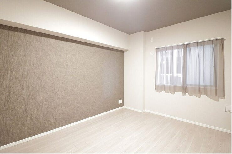 ウォークインクローゼットと南西向きの窓がある6.8帖の寝室です。