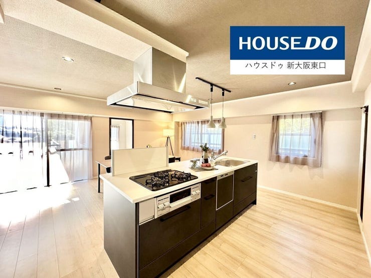 間接照明、アクセントクロスによりデザイナー色の強い雰囲気。