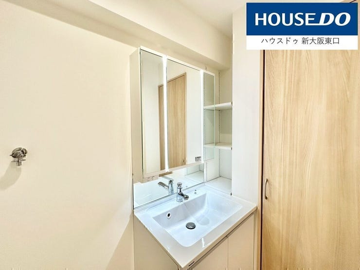 【新調】
三面鏡タイプの独立洗面台です。
シャンプードレッサーです。