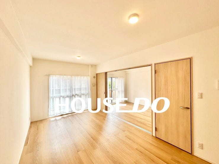 【外観】
天井が高く、開放的なお部屋です。