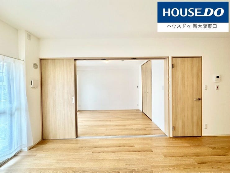 洋室との敷居は、上から吊るタイプのスライドドアです。
軽くて開閉らくちん