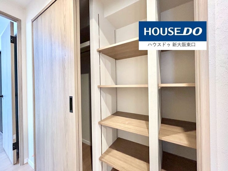 通路にある収納棚です。