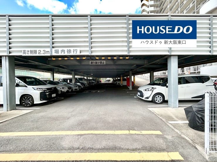 敷地内の駐車場です。
二階もあります。