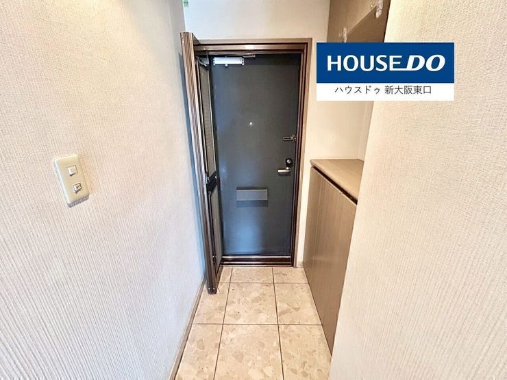 玄関周りはダウンライトを増設予定。
足元とても明るいです。