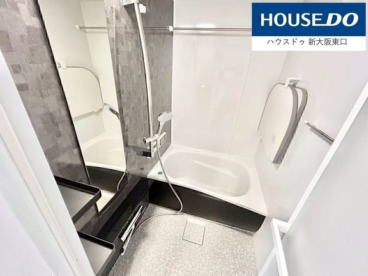 浴室乾燥機・高機能シャワーヘッド付きのシックなカラーの浴室です。