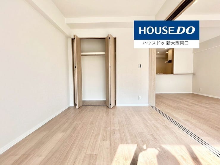 5.7帖の洋室です。
南向きのバルコニーがあります。
隣は14.5帖のLDKです。
(リフォーム前です)