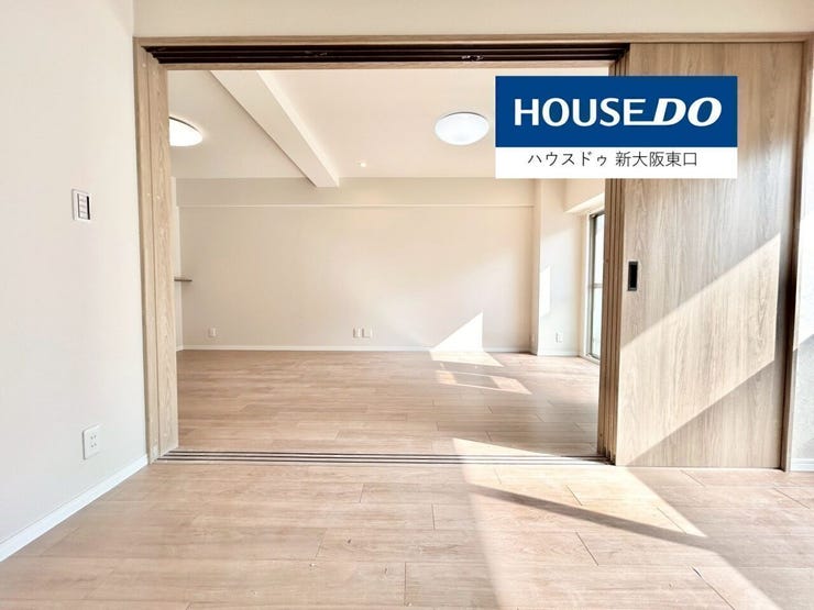 5.7帖の洋室です。
南向きのバルコニーがあります。
奥は14.5帖のLDKです。
(リフォーム前です)