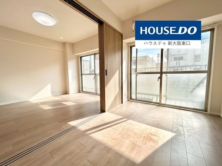 5.7帖の洋室です。
南向きのバルコニーがあります。
左は14.5帖のLDKです。
(リフォーム前です)