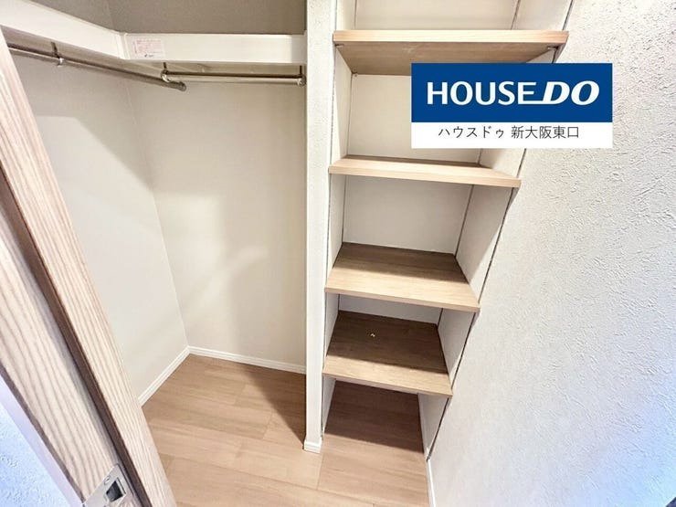 廊下にある収納室です。
(リフォーム前です)