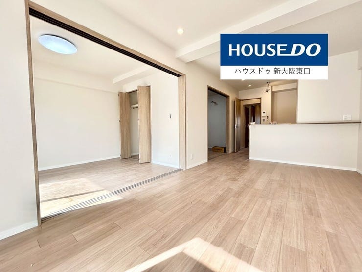 14.5帖のLDKで南向きのバルコニーがあります。
左は5.7帖の洋室です。
(リフォーム前です)