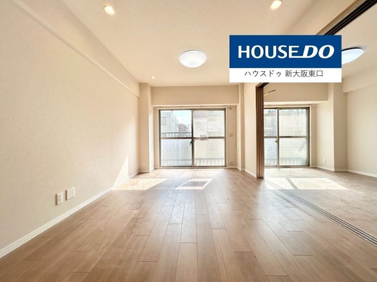 14.5帖のLDKで南向きのバルコニーがあります。
右は5.7帖の洋室です。
(リフォーム前です)