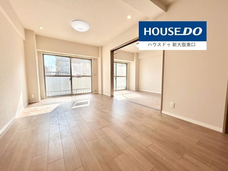 14.5帖のLDKで南向きのバルコニーがあります。
右は5.7帖の洋室です。
(リフォーム前です)