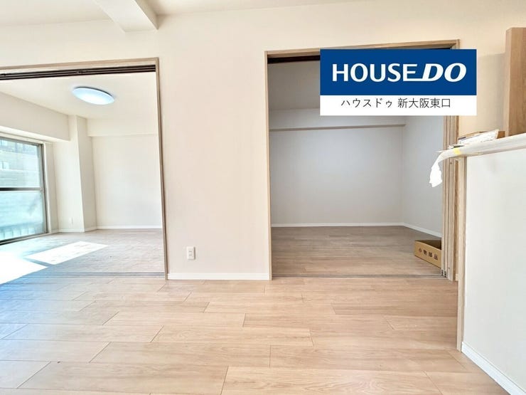 14.5帖のLDKで南向きのバルコニーがあります。
右は4.9帖の子供部屋です。
左は5.7帖の洋室です。
(リフォーム前です)