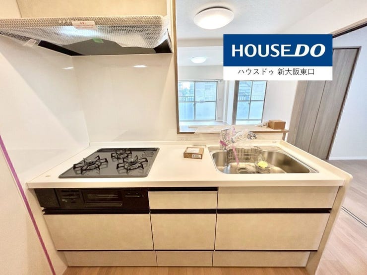 三口コンロ・グリル付きのカウンター型システムキッチン