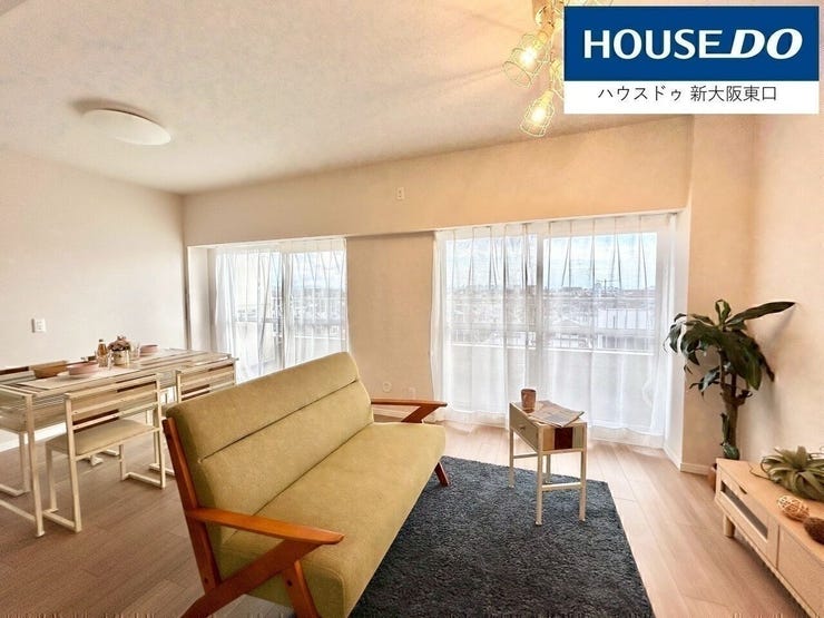 リビングはとても明るいです。
フローリングもおしゃれな木目の強く出るタイプでとてもおしゃれですね。