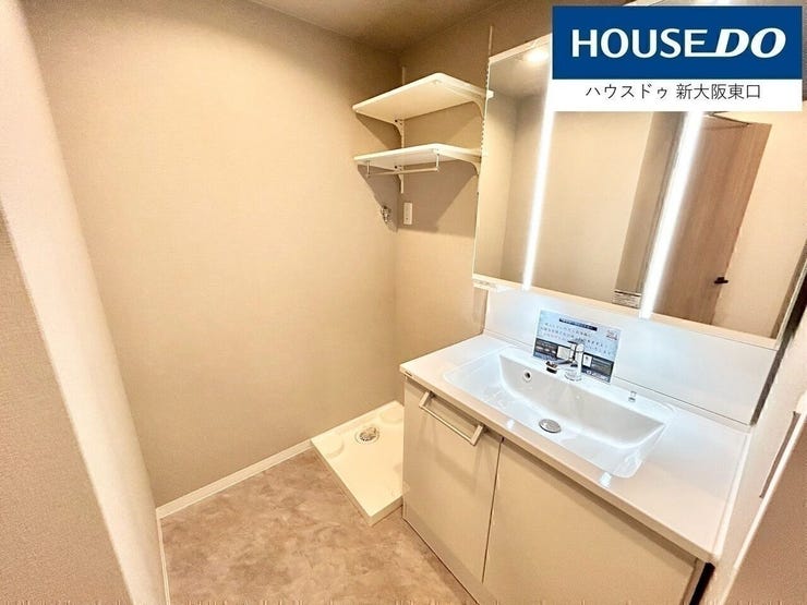 洗面所には少しグレーの色合いのクロスを利用。