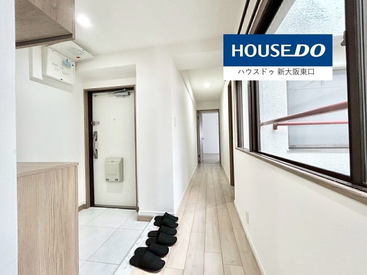 玄関から洋室に向けての廊下です。
右は吹き抜けになってます。