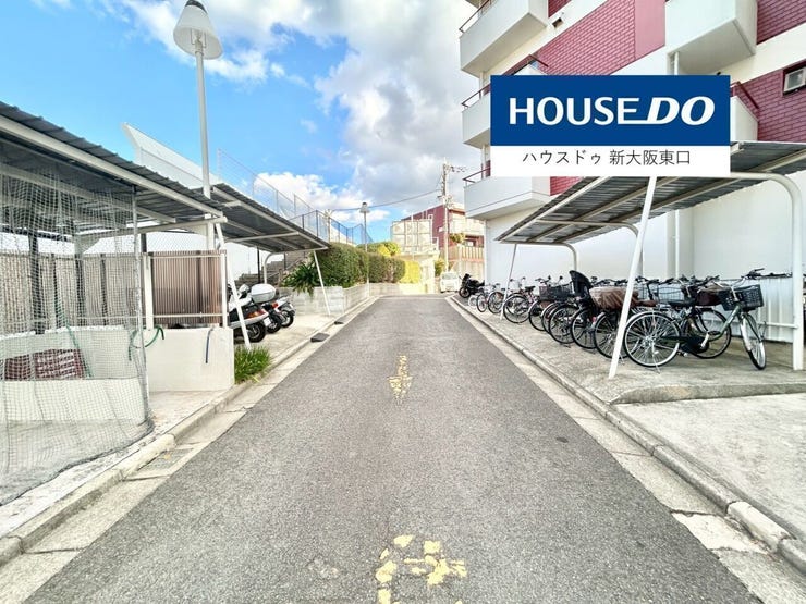 左はゴミ置き場です。
右は駐輪場です。