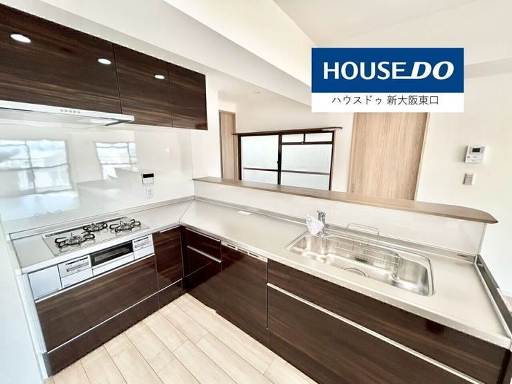 三口コンロ・グリル・食洗器付きのL字型システムキッチン