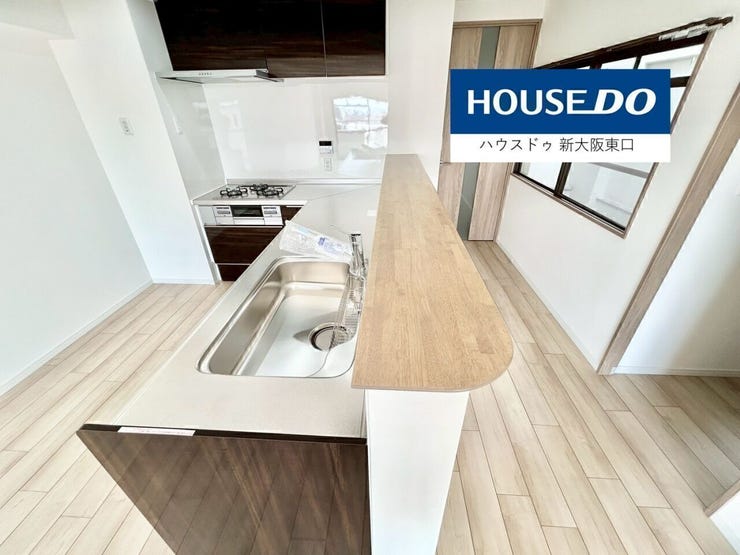 三口コンロ・グリル・食洗器付きのL字型システムキッチン