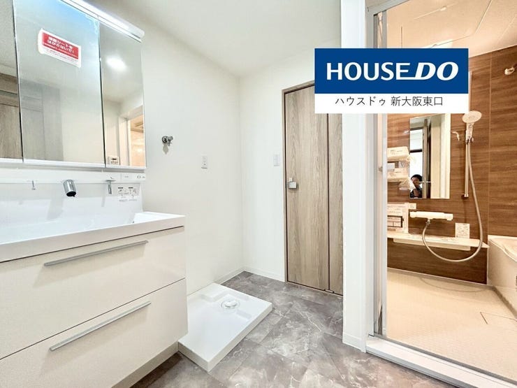 洗面所です。
奥はトイレです。